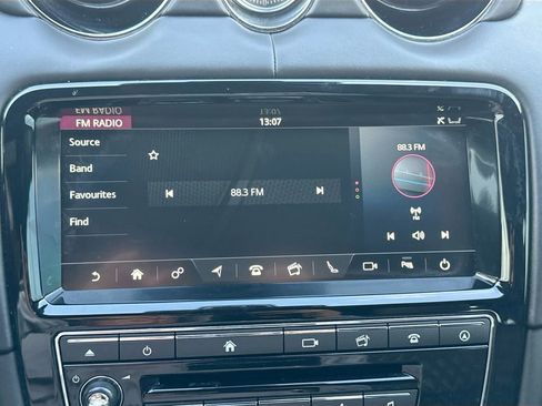 Used 2018 Jaguar XJ L Portfolio image 39