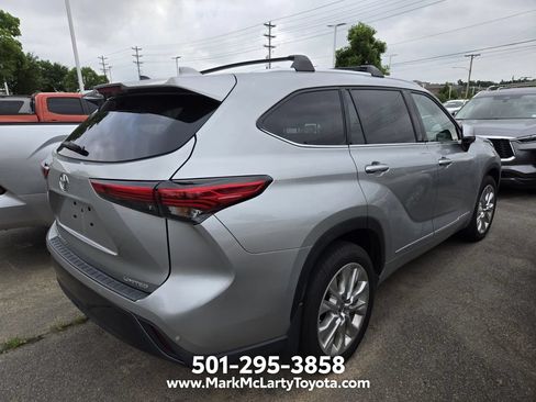 Used 2023 Toyota Highlander FWD image 7