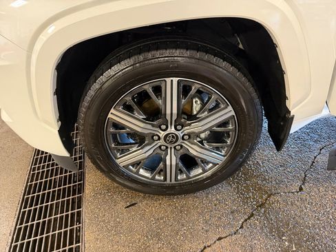 Used 2023 Toyota Sequoia Capstone AWD/4WD image 31
