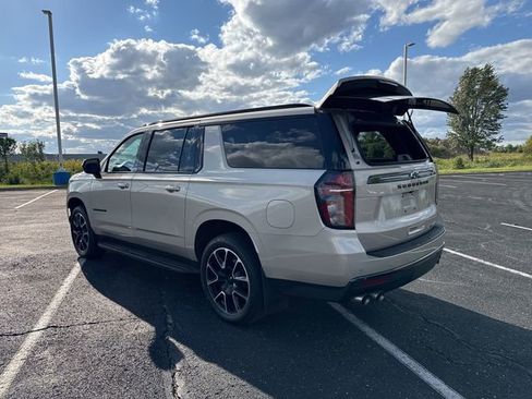 Used 2022 Chevrolet Suburban RST w/ Sport Performance Package image 12