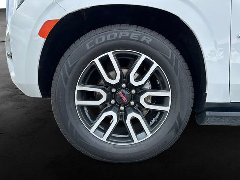 Used 2022 GMC Yukon XL AT4 w/ AT4 Premium Plus Package AWD/4WD image 11