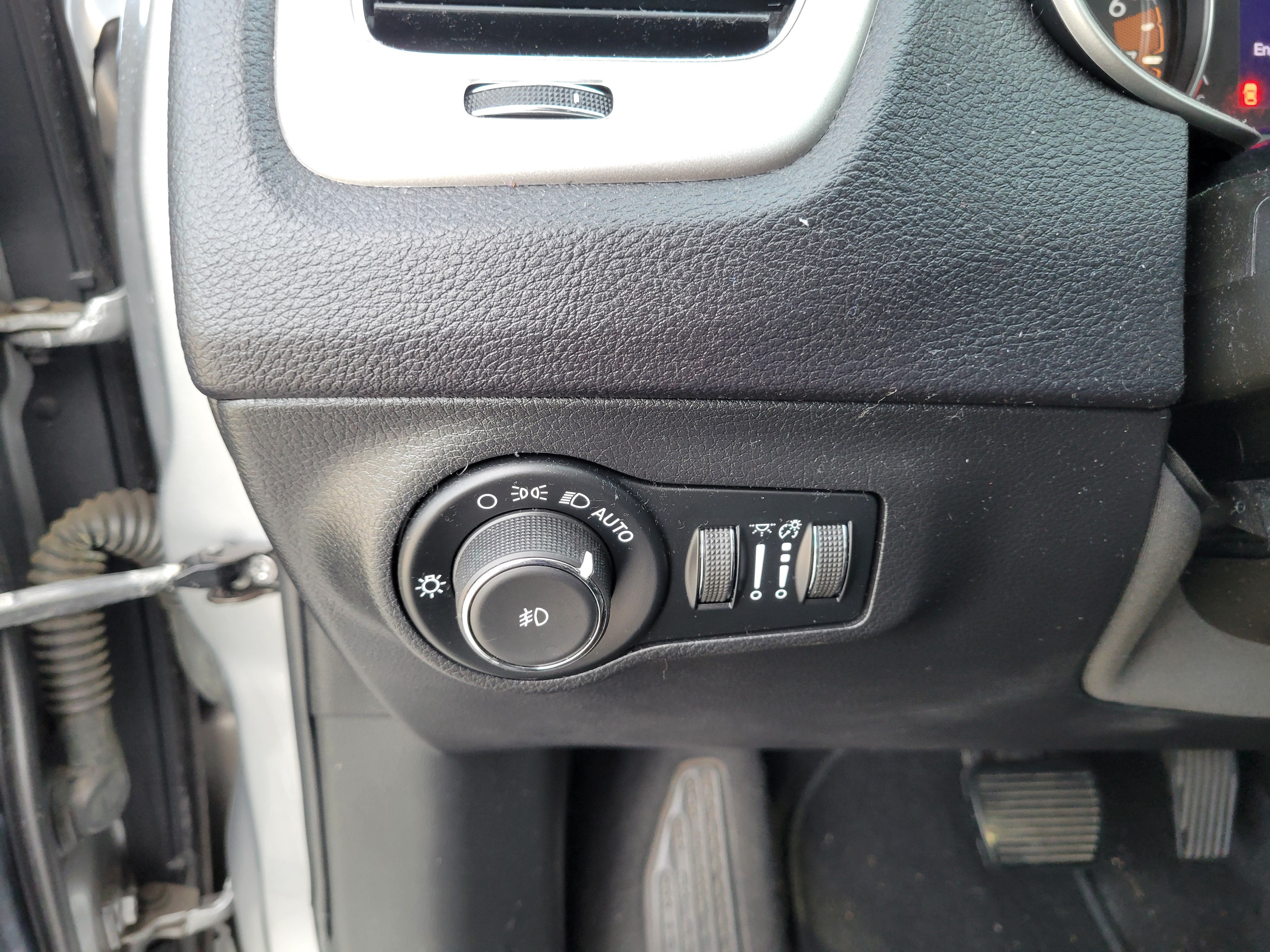 Used 2019 Jeep Compass Latitude FWD image 30