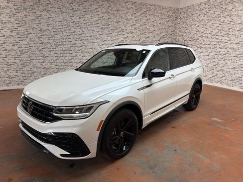 Used 2024 Volkswagen Tiguan SE R-Line FWD image 3