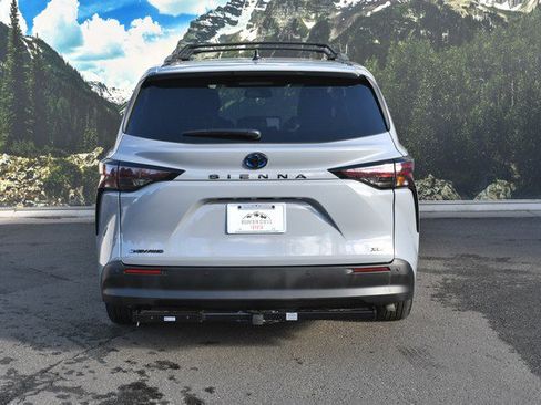 Used 2025 Toyota Sienna XLE Woodland Edition image 10