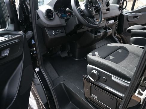 Used 2023 Mercedes-Benz Sprinter 2500 image 7
