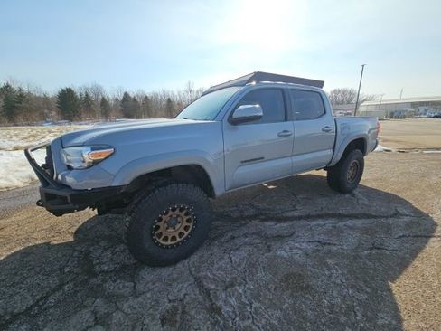 Used 2018 Toyota Tacoma TRD Sport image 7