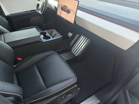 Used 2024 Tesla Cybertruck AWD Crew Cab image 27