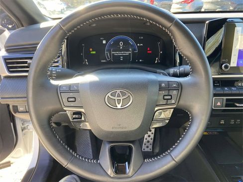 Used 2025 Toyota Camry SE image 33