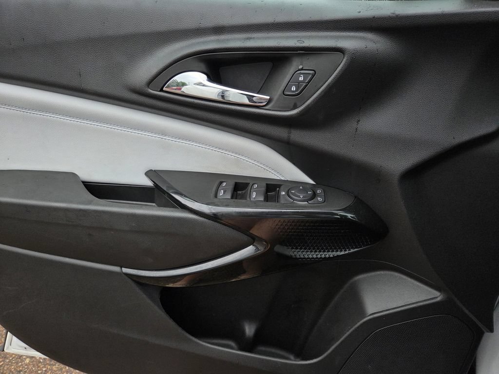 Used 2025 Chevrolet Trax LT FWD image 17