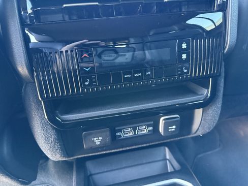 Used 2024 Jeep Wagoneer Series III AWD/4WD image 34