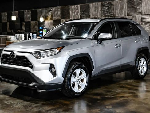 Used 2020 Toyota RAV4 XLE w/ Convenience Package FWD image 9