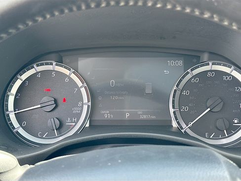 Used 2024 Toyota Highlander XLE FWD image 12