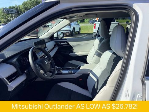 Used 2025 Mitsubishi Outlander SE FWD image 6