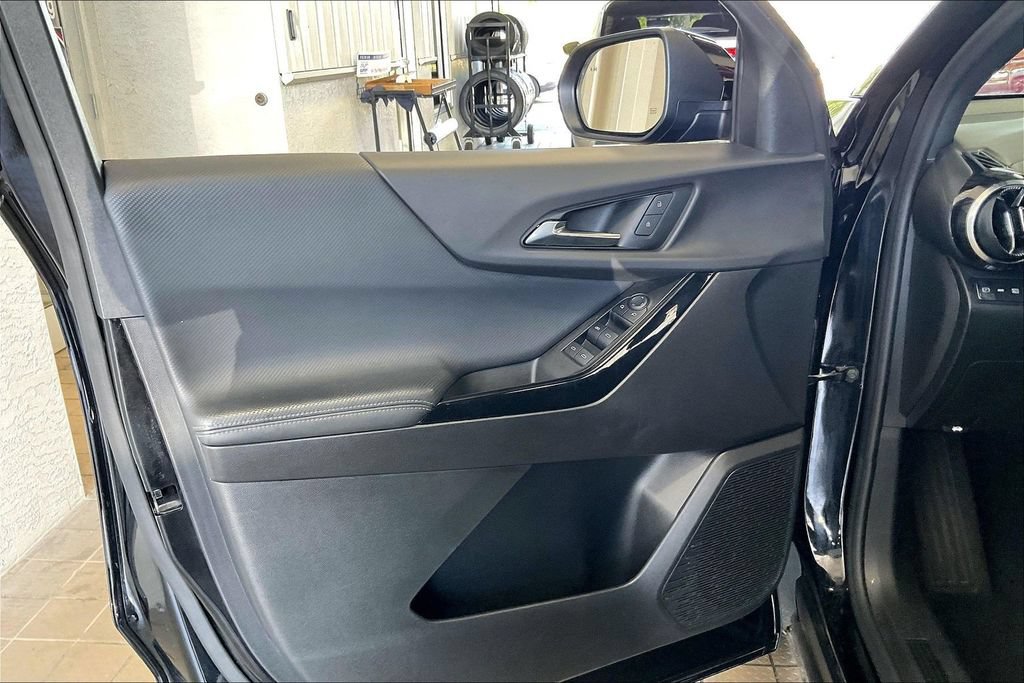 Used 2025 Chevrolet Equinox LT AWD/4WD image 2
