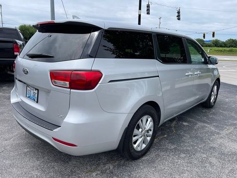 Used 2018 Kia Sedona LX FWD image 3