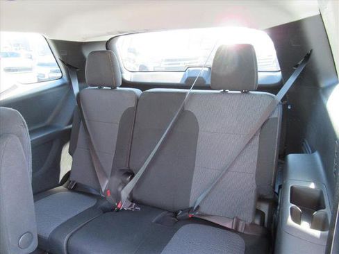 Used 2021 Chevrolet Traverse LT w/ LPO, Blackout Package image 32