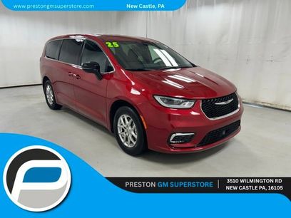 Used 2025 Chrysler Pacifica Select