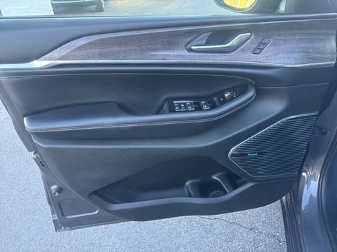 Certified 2022 Jeep Grand Cherokee L Overland image 11