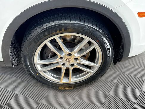 Used 2023 Porsche Cayenne AWD/4WD image 32