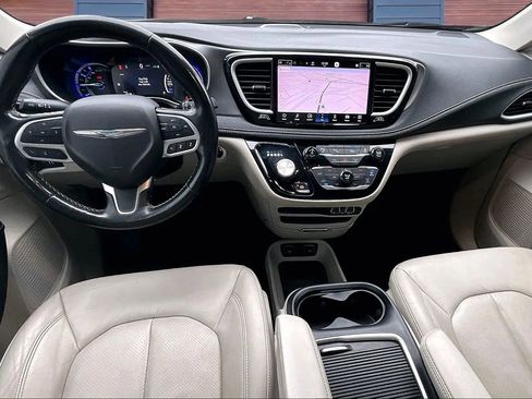Used 2021 Chrysler Pacifica Touring-L image 16