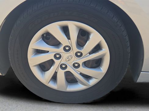 Used 2019 Hyundai Elantra SE image 19