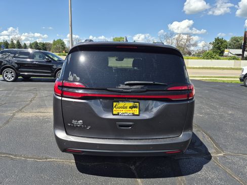 Used 2022 Chrysler Pacifica Touring-L w/ S Appearance Package FWD image 7