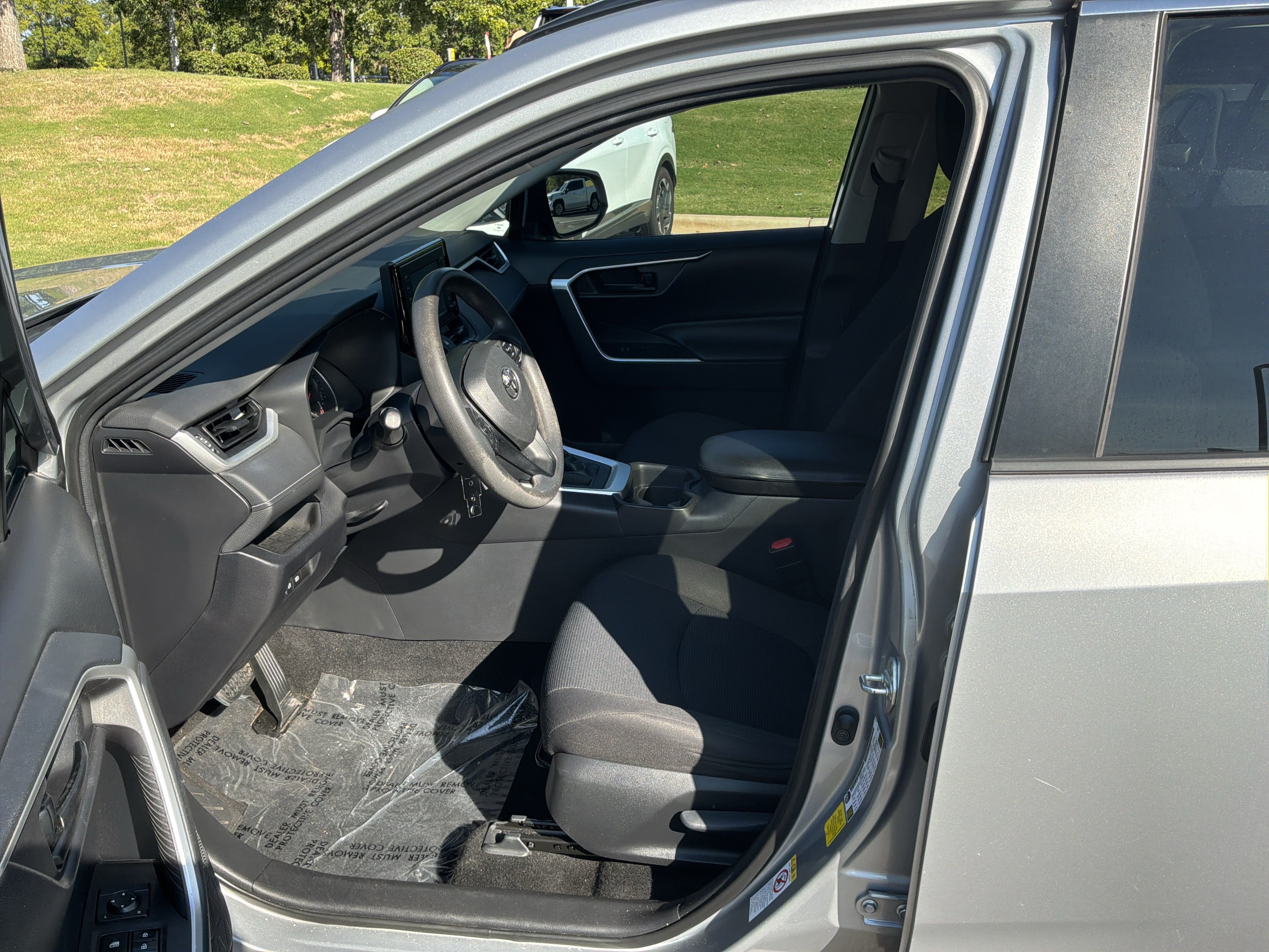 Used 2019 Toyota RAV4 LE FWD image 20