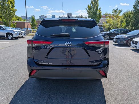 Used 2021 Toyota Highlander XLE AWD/4WD image 4