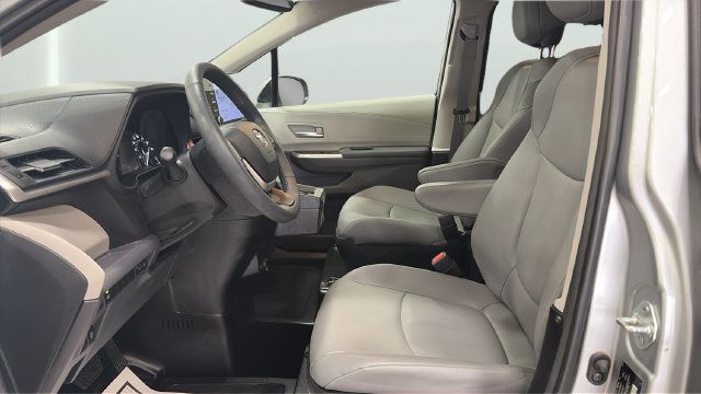 Used 2023 Toyota Sienna XLE FWD image 15
