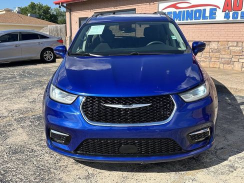 Used 2021 Chrysler Pacifica Touring FWD image 3