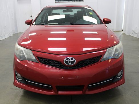 Used 2014 Toyota Camry SE image 2