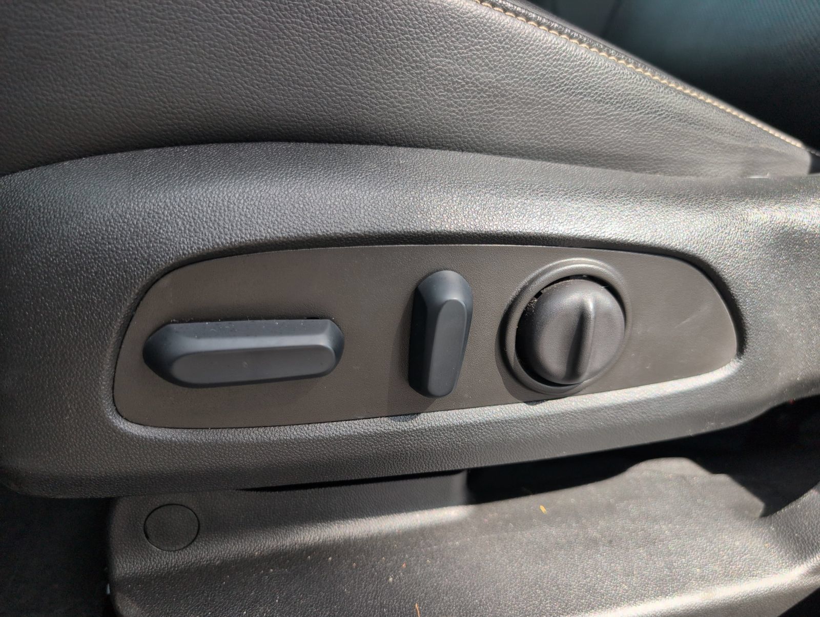 Used 2023 GMC Acadia SLT w/ Elevation Edition FWD image 7