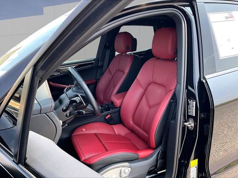 Certified 2024 Porsche Macan AWD/4WD image 5