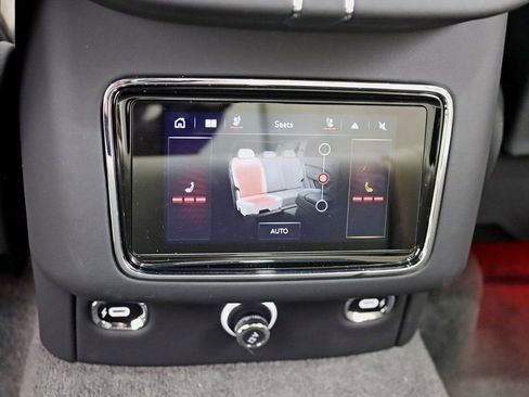 Used 2024 Bentley Bentayga Plug-In Hybrid image 33