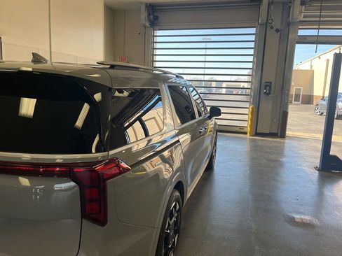 Used 2025 Kia Carnival EX image 9