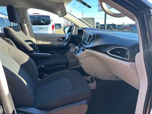 Used 2021 Chrysler Voyager L image 4