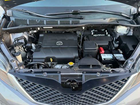 Used 2014 Toyota Sienna SE FWD image 31