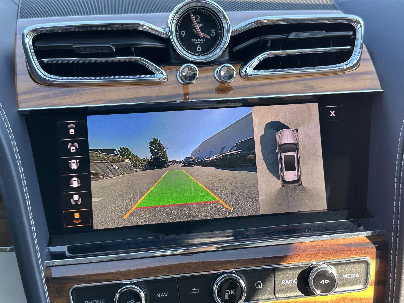 Used 2022 Bentley Bentayga AWD/4WD image 33