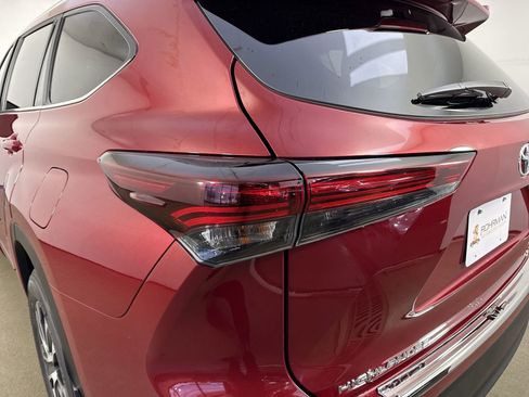 Used 2024 Toyota Highlander XLE image 32