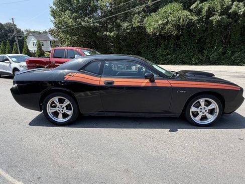 Used 2010 Dodge Challenger R/T RWD image 3