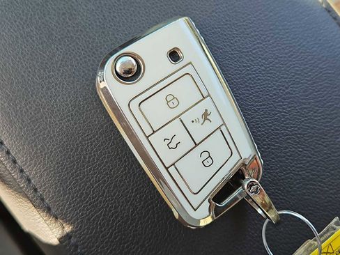 Used 2018 Volkswagen Tiguan SE w/ Panoramic Sunroof Package image 35