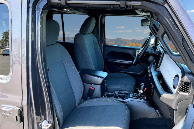 Used 2024 Jeep Wrangler Unlimited AWD/4WD image 27
