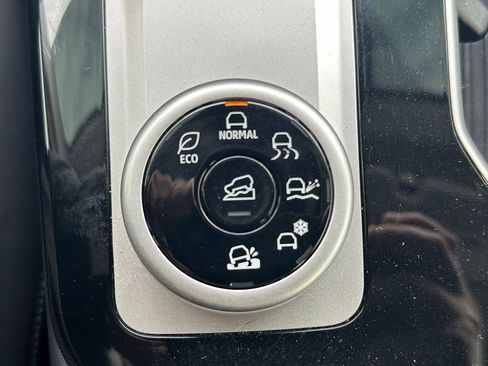 Used 2025 Mitsubishi Outlander SE image 32