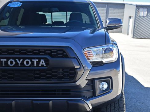 Used 2017 Toyota Tacoma TRD Off-Road AWD/4WD image 38