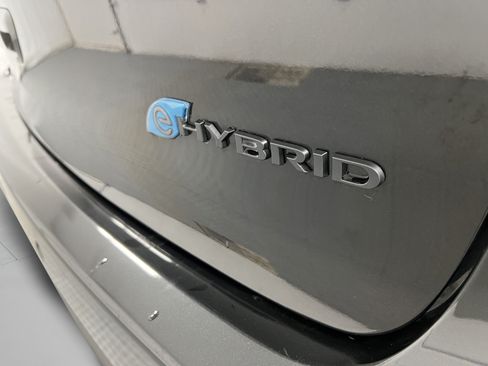 Used 2023 Chrysler Pacifica Limited w/ Uconnect Theater Family Group FWD image 12