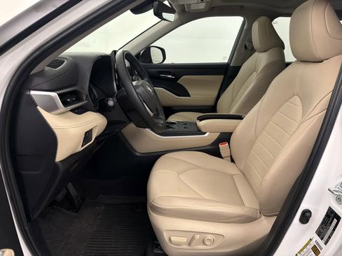 Used 2023 Toyota Highlander XLE FWD image 14