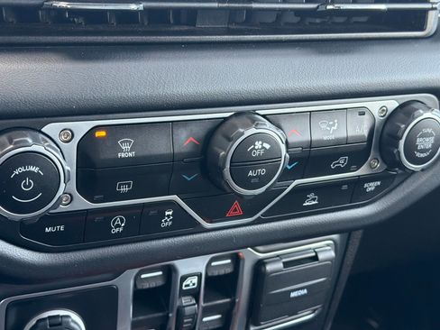 Used 2025 Jeep Wrangler Unlimited Rubicon image 19