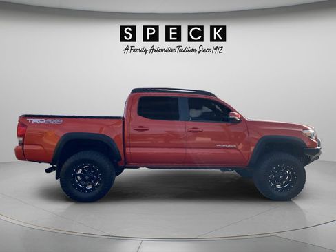 Used 2017 Toyota Tacoma TRD Off-Road w/ Premium & Technology Package AWD/4WD image 6