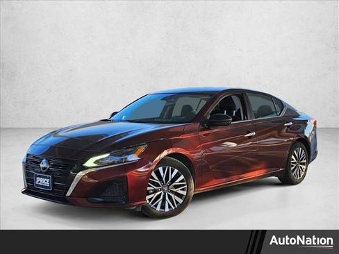 Used 2025 Nissan Altima 2.5 SV image 1