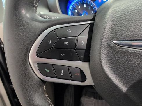 Used 2023 Chrysler Pacifica Touring-L FWD image 11